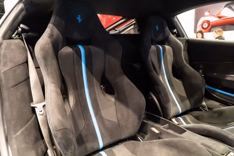 Khoang nội thất của xe mang đến cảm giác của một chiếc xe đua thực sự, bệ bước chân, táp-pi cửa, vô-lăng xe, lẫy chuyển số và hốc gió làm mát được làm hoàn toàn từ sợi carbon. Tay nắm cửa bằng da Alcantara khâu chỉ xanh tương tự màu sơn ngoại thất, điểm thú vị là bên phía người lái sử dụng dây da để kéo cửa, khác biệt với tay nắm cửa bên phía hành khách.