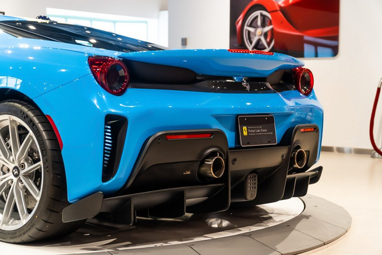 Hiện chiếc Ferrari 488 Pista với lớp sơn độc này đang được chào bán tại đại lí Ferrari Lake Forest với tổng số quãng đường di chuyển chỉ mới dừng ở mức 151 dặm, mức giá mà đại lí này đưa ra cho chiếc 488 Pista này là 469,900 ngàn Đô-la. Tại thị trường Việt Nam, chúng ta từng có một mẫu xe Ferrari được chủ nhân dán decal với tông màu xanh tương tự là chiếc Ferrari 458 Italia độ Liberty Walk độc nhất nước ta.