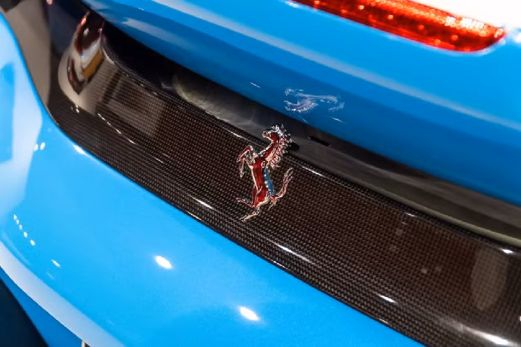 Nếu như đuôi xe được vuốt lên có tác dụng như một cánh gió nhỏ thì cản trước lấy luồng khí trực tiếp thông qua hai hốc gió lớn phía trước, luồng gió này sau đó sẽ đi qua nắp ca-pô có thiết kế chúc xuống, tăng độ bám đường cho Ferrari 488 Pista màu độc này. Hệ thống cánh gió kép này giúp gia tăng đến 20% lực ép xuống cho thân xe so với chiếc 488 GTB.