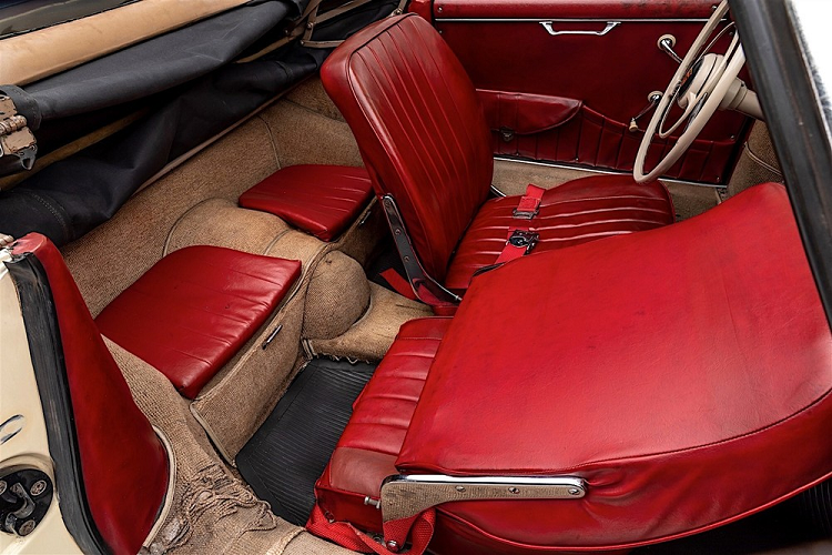 Công xưởng chịu trách nhiệm biến đổi xe sang mui trần là Karosseriewerke Drauz, và chỉ có hơn 1.300 chiếc Porsche 356A Convertible D từng được chế tạo, khiến chúng trở thành một món hàng hiếm, đáng giá với các nhà sưu tập.