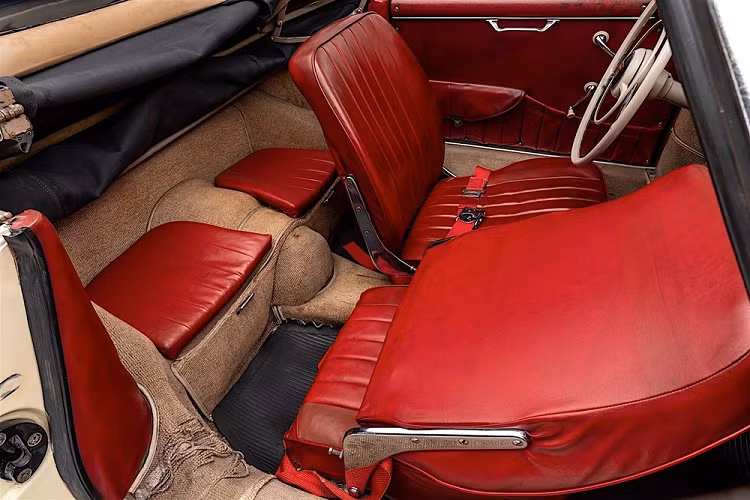 Công xưởng chịu trách nhiệm biến đổi xe sang mui trần là Karosseriewerke Drauz, và chỉ có hơn 1.300 chiếc Porsche 356A Convertible D từng được chế tạo, khiến chúng trở thành một món hàng hiếm, đáng giá với các nhà sưu tập.