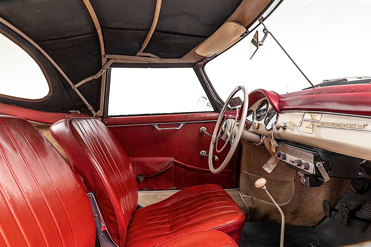 Ghế trước có thể gập xuống để tạo lối vào cho ghế sau. Ngày nay, người ta không rõ còn bao nhiêu chiếc như thế này còn tồn tại, nhưng chiếc xe cụ thể ở đây vẫn ở trong tình trạng đủ tốt để thu hút cái giá lên tới 210.000 USD (tương đương 4,86 tỷ đồng).