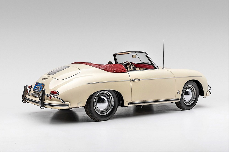 Mang màu sơn trắng ngà (mui màu đen) và nội thất bọc da đỏ, chiếc xe có những vết tích thể hiện tuổi tác của nó ví như các vết xước, thân vỏ bạc màu, và vết rỗ trên tấm cản va bằng crôm.