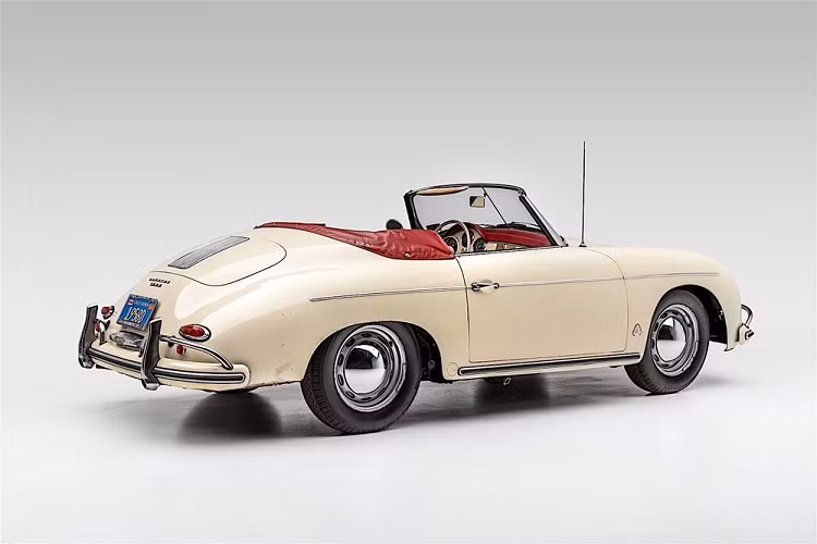 Mang màu sơn trắng ngà (mui màu đen) và nội thất bọc da đỏ, chiếc xe có những vết tích thể hiện tuổi tác của nó ví như các vết xước, thân vỏ bạc màu, và vết rỗ trên tấm cản va bằng crôm.