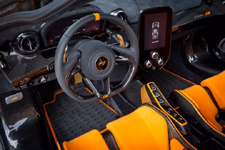 Lấy cảm hứng từ F1 GTR, mỗi chiếc McLaren Senna LM phiên bản giới hạn đều được hoàn thiện với ngoại thất màu cam, cũng như nhận được một số cải tiến. Tương tự Senna bản tiêu chuẩn, cung cấp sức mạnh cho Senna LM vẫn là động cơ V8 tăng áp kép 4.0L, nhưng công suất tăng từ 789 mã lực lên 814 mã lực để tương xứng với phiên bản đường đua Senna GTR. Do đó, có thể hiểu rằng Senna LM thực chất là một chiếc Senna GTR phiên bản đường phố.