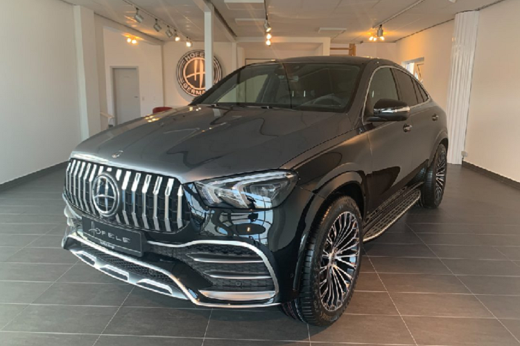 Với những gói độ đến từ thương hiệu bên ngoài như Hofele, những chiếc SUV hạng sang Mercedes-Benz không được nâng cấp thông qua Maybach vẫn có thể sở hữu một diện mạo cũng như nội thất cực kỳ sang trọng với những chi tiết độ cao cấp, đem lại cảm giác tuyệt vời cho những hành khách trên xe. Đây cũng là một trong những điểm khác biệt mà Hofele đem đến cho chiếc xe khi thương hiệu này có thể tạo ra một phiên bản cá nhân hóa đặc biệt theo sở thích của chủ sở hữu.