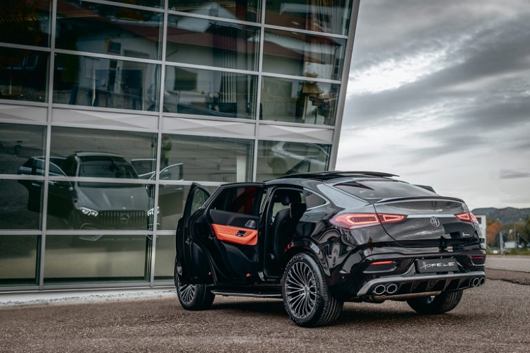 Hofele cũng trang bị cho bản độ Mercedes GLE 53 Coupe lưới tản nhiệt có thiết kế tương đồng với lưới tản nhiệt Panamericana trên chiếc coupe SUV cũng như các chi tiết mạ chrome bao quanh các hốc gió ở phía cản trước. Phần cản sau cũng được thiết kế lại với ống xả mới cùng trang bị khuếch tán gió mới. Trên chiếc xe này, Hofele đã trang bị cho chiếc xe bộ mâm xe mang tên Mythos có kích thước 22 inch với thiết kế đa chấu mỏng và được phay cẩn thận, chi tiết.