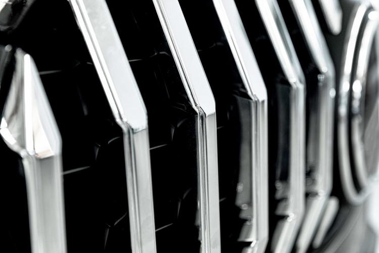 Phù hợp với sở thích của khách hàng, loạt cải tiến nội thất Bespoke Ultimate cung cấp các vật liệu chất lượng cao nhất được sử dụng để trang bị cũng như trang trí các chi tiết của khoang nội thất, đem lại cho nội thất của xe một vẻ đẹp ấn tượng hơn đáng kể so với nguyên bản.