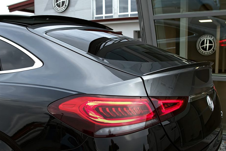 Xe được trang bị công nghệ mild-hybrid EQ Boost với một motor điện có thể cung cấp tức thời công suất tối đa 22 mã lực. Xe sử dụng hộp số 9 cấp AMG TCT và hệ thống dẫn động 4 bánh toàn thời gian.