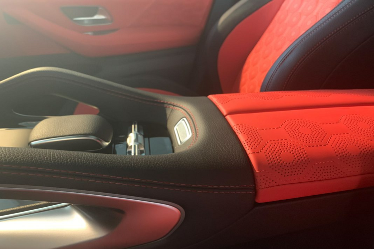 Khoang nội thất của chiếc xe siêu sang HGLE Coupe dựa trên GLE 53 Coupe này được phối giống với chiếc HGLE Coupe được ra mắt cách đây khoảng 3 tháng với chất liệu da cao cấp màu đỏ, đen được thêu họa tiết cẩn thận, tỉ mỉ đem lại cảm giác sang trong không kém gì những chiếc Mercedes-Maybach được sản xuất bởi thương hiệu xe hơi Đức.
