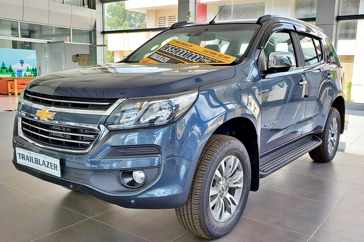 Dòng xe SUV Chevrolet Trailbrazer đã từng gây “sốt” tại thị trường Việt Nam tại thời điểm tháng 3 năm nay, khi được một số đại lý giảm giá kịch sàn để xả hàng với mức giảm gần 400 triệu đồng cho phiên bản full (2.5L 4x4 AT LTZ). Sau giảm, giá xe Chevrolet Trailbrazer bản full chỉ còn ở mức 699 triệu đồng. Mức giá quá hời này của Traiblazer đã khiến nhiều khách hàng Việt quan tâm đổ xô đến đại lý tìm mua, tuy nhiên số lượng xe có hạn đã khiến nhiều khách hàng Việt mua hụt xe cảm thấy tiếc nuối.