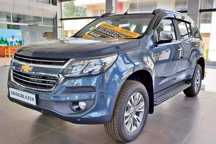 Dòng xe SUV Chevrolet Trailbrazer đã từng gây “sốt” tại thị trường Việt Nam tại thời điểm tháng 3 năm nay, khi được một số đại lý giảm giá kịch sàn để xả hàng với mức giảm gần 400 triệu đồng cho phiên bản full (2.5L 4x4 AT LTZ). Sau giảm, giá xe Chevrolet Trailbrazer bản full chỉ còn ở mức 699 triệu đồng. Mức giá quá hời này của Traiblazer đã khiến nhiều khách hàng Việt quan tâm đổ xô đến đại lý tìm mua, tuy nhiên số lượng xe có hạn đã khiến nhiều khách hàng Việt mua hụt xe cảm thấy tiếc nuối.