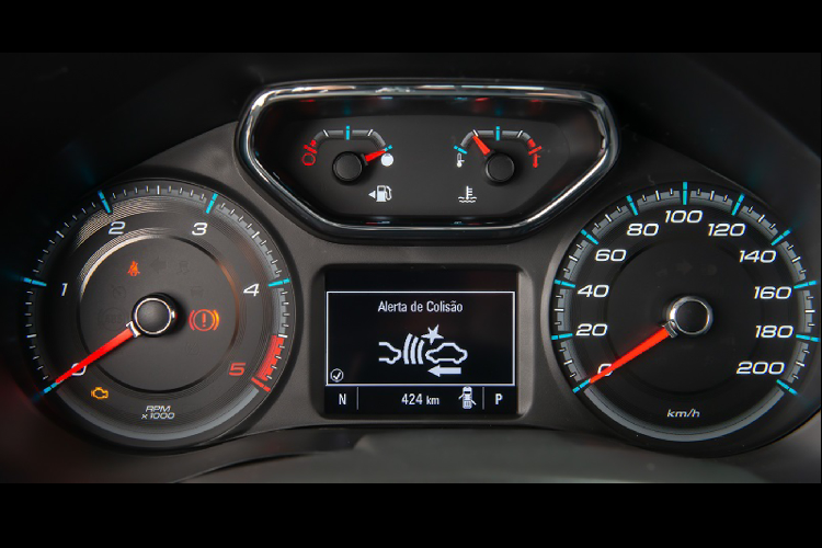 Nội thất Trailbrazer 2021 sử dụng hệ thống giải trí MyLink với màn hình 8 inch, hỗ trợ kết nối với Apple CarPlay và Android Auto, 4G WiFi, đi kèm với các hệ thống cảnh báo va chạm và hệ thống phanh tự động.