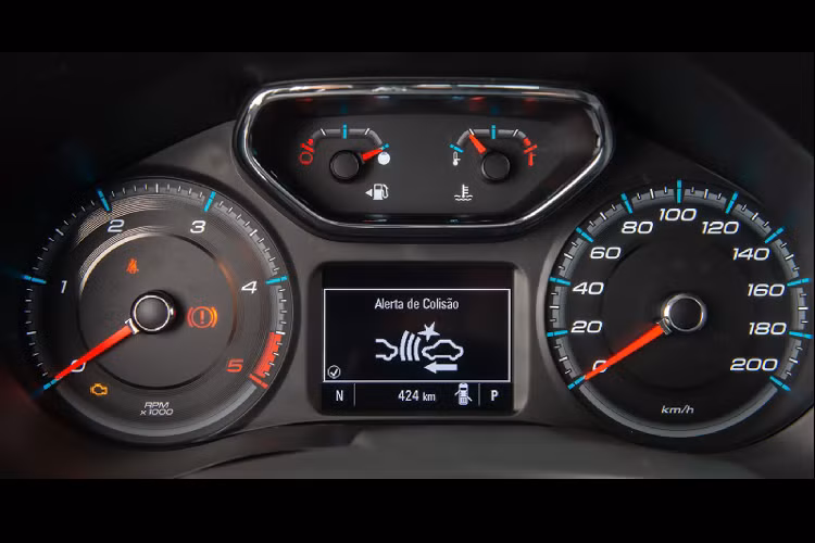 Nội thất Trailbrazer 2021 sử dụng hệ thống giải trí MyLink với màn hình 8 inch, hỗ trợ kết nối với Apple CarPlay và Android Auto, 4G WiFi, đi kèm với các hệ thống cảnh báo va chạm và hệ thống phanh tự động.