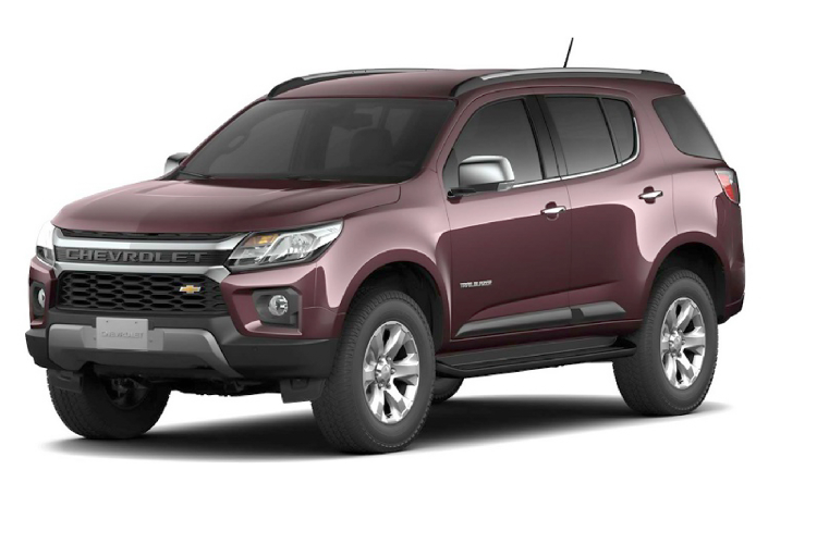 Điểm thay đổi mới nhất của Trailbrazer 2021 chính là phần đầu xe. Toàn bộ phần đầu xe của Chevrolet Trailbrazer thế hệ mới được thay thế cụm lưới tản nhiệt hoàn toàn mới nằm ngang kích thước lớn hơn, lưới tản nhiệt được chia làm hai tầng với hàng chữ Chevrolet màu đen nằm giữa 2 thanh sơn màu crôm. Logo chính hình chữ thập của thương hiệu được đặt thấp bên dưới.