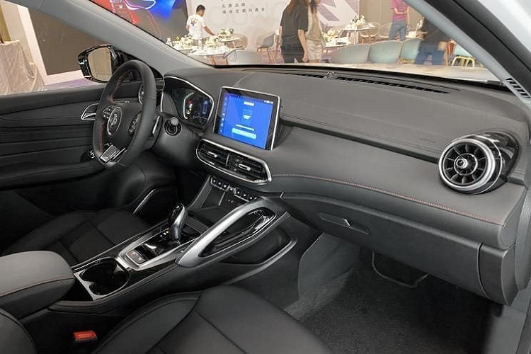 Chưa hết, MG Linghang còn có đèn sương mù nằm dọc ở hai bên cản trước. Riêng cánh lướt gió trước được sơn màu đỏ, mang đến cảm giác trẻ trung và thể thao cho đầu xe. Tuy nhiên, cánh lướt gió này có vẻ chỉ có trên phiên bản cao cấp nhất mang tên Trophy của MG Linghang. Nhìn từ bên sườn, phần đầu xe và nắp ca-pô dốc xuống dưới khá rõ. Trong khi đó, sườn xe vẫn được thiết kế theo phong cách hơi tròn trịa và không có những đường cắt sắc sảo.