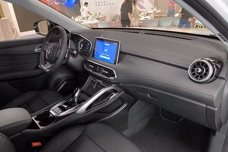 Chưa hết, MG Linghang còn có đèn sương mù nằm dọc ở hai bên cản trước. Riêng cánh lướt gió trước được sơn màu đỏ, mang đến cảm giác trẻ trung và thể thao cho đầu xe. Tuy nhiên, cánh lướt gió này có vẻ chỉ có trên phiên bản cao cấp nhất mang tên Trophy của MG Linghang. Nhìn từ bên sườn, phần đầu xe và nắp ca-pô dốc xuống dưới khá rõ. Trong khi đó, sườn xe vẫn được thiết kế theo phong cách hơi tròn trịa và không có những đường cắt sắc sảo.