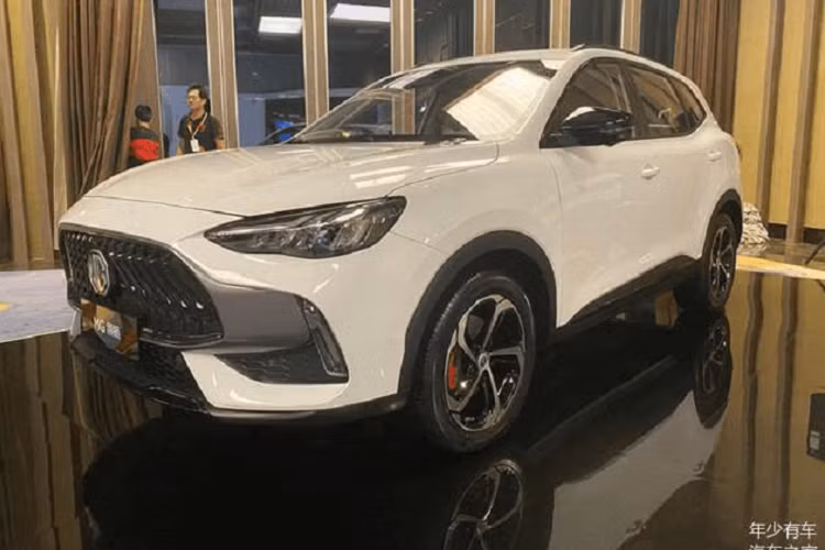 Hiện trang bị cụ thể cũng như giá xe MG Linghang 2021. Dự kiến, xe sẽ sử dụng động cơ xăng tăng áp 4 xi-lanh, dung tích 1,5 lít và 2.0 lít. Trong đó, động cơ 1,5 lít của MG Linghang là loại mới, nhiều khả năng tạo ra công suất tối đa 181 mã lực và mô-men xoắn cực đại 285 Nm. Sức mạnh được truyền tới bánh thông qua hộp số tự động ly hợp kép 7 cấp mới.