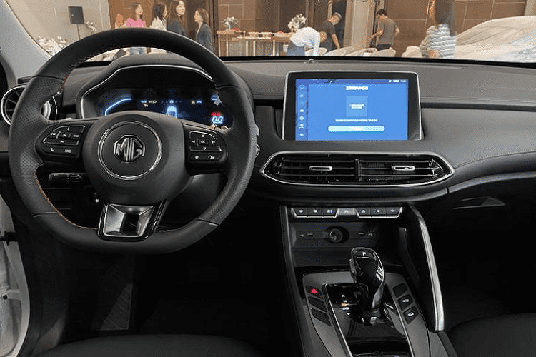 Bên ngoài, Linghang được áp dung ngôn ngữ thiết kế mới của thương hiệu MG. Tuy nhiên, phần đầu xe của mẫu SUV này lại khiến một số người liên tưởng đến ô tô Maserati và Mazda. Thậm chí, có người còn so sánh đầu xe MG Linghang với Aston Martin DBX. Trên đầu xe, mẫu SUV này được trang bị lưới tản nhiệt cỡ lớn với nan nằm dọc uốn lượn mềm mại theo phong cách thác nước. Nằm hai bên lưới tản nhiệt là cụm đèn pha LED mới có thiết kế sắc sảo hơn những mẫu xe MG hiện tại.