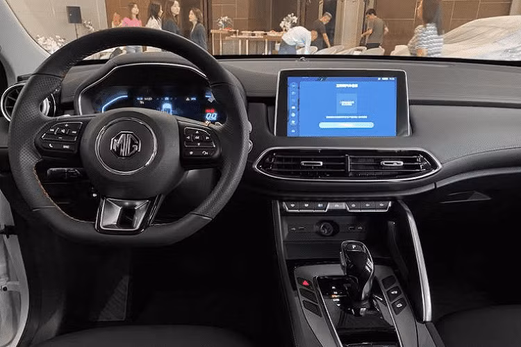 Bên ngoài, Linghang được áp dung ngôn ngữ thiết kế mới của thương hiệu MG. Tuy nhiên, phần đầu xe của mẫu SUV này lại khiến một số người liên tưởng đến ô tô Maserati và Mazda. Thậm chí, có người còn so sánh đầu xe MG Linghang với Aston Martin DBX. Trên đầu xe, mẫu SUV này được trang bị lưới tản nhiệt cỡ lớn với nan nằm dọc uốn lượn mềm mại theo phong cách thác nước. Nằm hai bên lưới tản nhiệt là cụm đèn pha LED mới có thiết kế sắc sảo hơn những mẫu xe MG hiện tại.