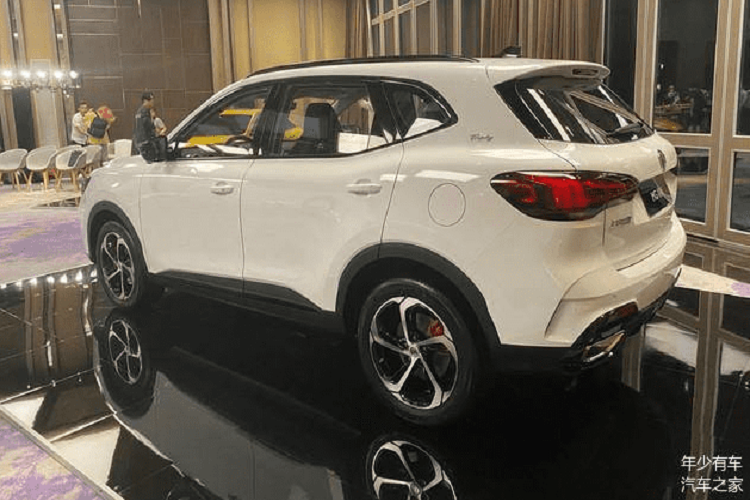 Bên trong, MG Linghang sở hữu không gian nội thất tạo cảm giác quen thuộc vì có một số điểm giống với người anh em HS như vô lăng 3 chấu và màn hình thông tin giải trí nằm độc lập trên mặt táp-lô. Tuy nhiên, MG Linghang lại được bổ sung bảng đồng hồ kỹ thuật số full LCD và cần số theo phong cách máy bay chiến đấu.