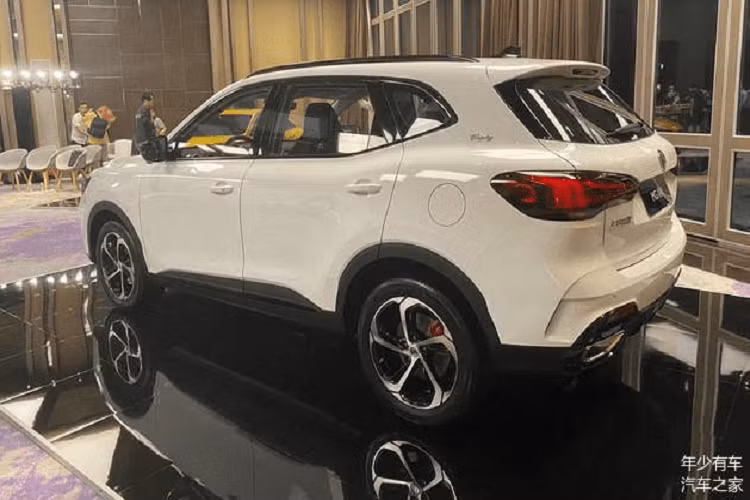 Bên trong, MG Linghang sở hữu không gian nội thất tạo cảm giác quen thuộc vì có một số điểm giống với người anh em HS như vô lăng 3 chấu và màn hình thông tin giải trí nằm độc lập trên mặt táp-lô. Tuy nhiên, MG Linghang lại được bổ sung bảng đồng hồ kỹ thuật số full LCD và cần số theo phong cách máy bay chiến đấu.