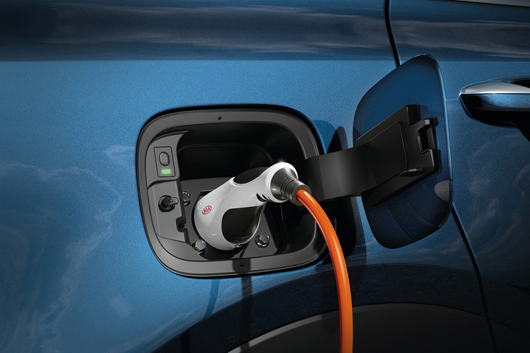 Hiện tại Kia vẫn chưa hoàn thiện model này, vì thế hãng không công bố mức tiêu hao nhiên liệu, lượng khí thải và phạm vi hoạt động của xe. Tuy nhiên hãng xe Hàn Quốc khẳng định đây là chiếc xe PHEV tiên tiến và hiệu quả nhất từng được Kia sản xuất.