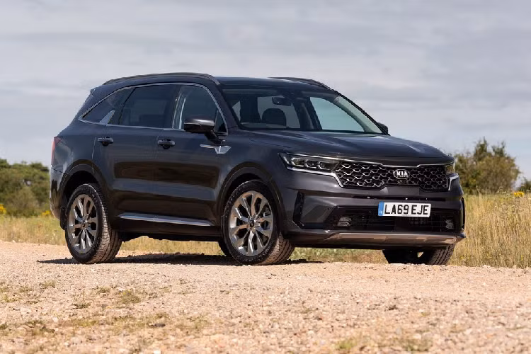 Giá xe Kia Sorento plug-in hybrid mới hiện vẫn chưa được tiết lộ, nhưng chắc chắn nó sẽ có giá cao hơn bản tiêu chuẩn (51.347 USD). Đây có thể là phiên bản đắt nhất trong 3 lựa chọn về động cơ.