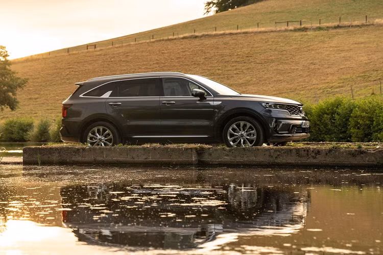 Pablo Martinez Masip, Giám đốc Kế hoạch Sản phẩm và Định giá của Kia Motors châu Âu cho biết: “Các mẫu xe plug-in hybrid vẫn tiếp tục phát triển trên toàn châu Âu và Sorento mới sẽ là một trong những mẫu xe phổ biến, thiết thực và linh hoạt nhất”.