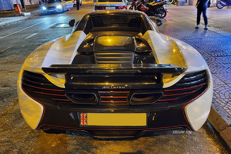 Về truyền động, siêu phẩm McLaren 650S Spider được trang bị động cơ tăng áp kép V8 3.8L cho ra công suất tối đa 641 mã lực và mô-men xoắn cực đại 678Nm, đi kèm với hộp số ly hợp kép 7 cấp. Từ đó, 650S Spider có thể tăng tốc từ 0 – 100 km/h trong chưa tới 3 giây, trước khi đạt vận tốc tối đa 333 km/h. Cách đây 4 năm, giá xe McLaren 650S Spider tại Việt Nam khoảng hơn 16 tỷ đồng, nhưng hiện giá trị chiếc xe này vào khoảng gần 12 tỷ đồng.