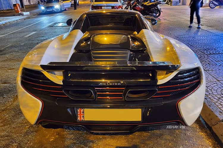 Về truyền động, siêu phẩm McLaren 650S Spider được trang bị động cơ tăng áp kép V8 3.8L cho ra công suất tối đa 641 mã lực và mô-men xoắn cực đại 678Nm, đi kèm với hộp số ly hợp kép 7 cấp. Từ đó, 650S Spider có thể tăng tốc từ 0 – 100 km/h trong chưa tới 3 giây, trước khi đạt vận tốc tối đa 333 km/h. Cách đây 4 năm, giá xe McLaren 650S Spider tại Việt Nam khoảng hơn 16 tỷ đồng, nhưng hiện giá trị chiếc xe này vào khoảng gần 12 tỷ đồng.