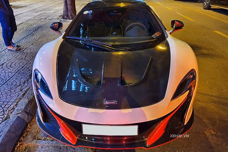 Mới đây, chiếc McLaren 650S Spider muii trần này đã được chủ nhân "lột bỏ" lớp sơn màu xanh High Gloss Green lạ mắt để thay thế bằng màu trắng tương phản. Ngoài ra nó còn được thêm một vài chi tiết làm điểm nhấn như bộ ba-đờ-sốc, đường line ở cản dưới trước/sau, trụ gương, cùm phanh và một số chi tiết ở đuôi xe đều được sơn màu đỏ tương phản. Bộ phận như nắp ca-pô, cánh chia gió trước, ốp hốc gió bên, ốp gương... của chiếc xe này đều được làm bằng sợi carbon.