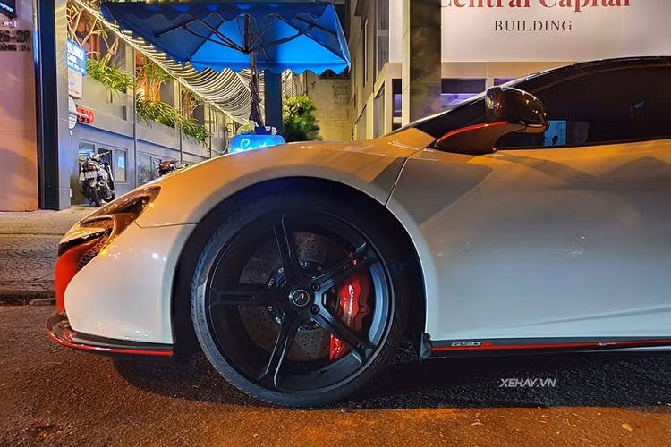 Ngoài ra, siêu xe nước Anh còn được điều chỉnh nhiều thành phần (có tới 25% bộ phận trên xe là chi tiết mới) để tăng lực ép xuống mặt đường, trực tiếp cải thiện độ chính xác khi vào cua của xe. Mâm xe 5 chấu kép to bản với đĩa phanh cỡ lớn sơn màu đỏ nổi bật