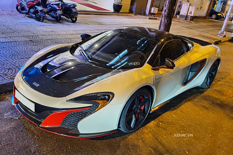 Thiết kế của McLaren 650S Spider được lấy cảm hứng từ người đàn anh McLaren MP4-12C với khung gầm bằng sợi carbon nguyên khối siêu bền và nhẹ. Phía trước xe là cụm đèn pha thiết kế tương tự như trên siêu xe P1 đem lại cái nhìn khỏe khoắn hơn cho xe, cụm đèn hậu chiếu sáng bằng hai dải LED khá độc đáo, cánh gió phía sau có thể điều chỉnh.
