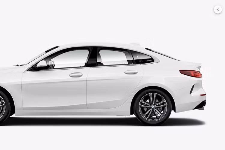 Ngoài sự khác biệt về hệ dẫn động, thiết kế, trang bị tiện nghi và động cơ của cả 2 phiên bản BMW 228i sDrive và 228i xDrive gần như không thay đổi