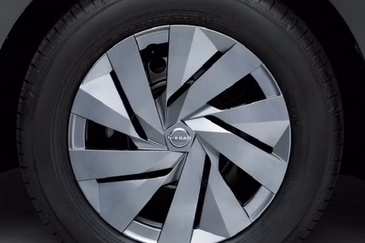 Tại thị trường Nhật Bản, giá xe Nissan Note sẽ bán từ 2.025.500 Yên (khoảng 19.510 USD) cho bản S thấp nhất. Bản giữa F sẽ có giá 2.054.800 Yên (19.753 USD) và bản cao X có giá bán 2.185.800 Yên (21.022 USD).