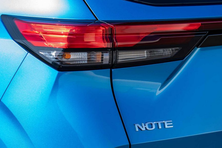 Xe sử dụng nền tảng khung gầm CMF-B mới, mang đến khoang lái rộng rãi hơn thế hệ trước mặc dù bề rộng vệt bánh xe có giảm đi đôi chút. Kích thước tổng thể cũng nhỏ hơn khi Nissan Note 2021 ngắn hơn 55 mm, trục cơ sở ngắn hơn 20 mm so với thế hệ trước.