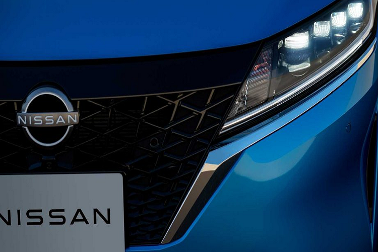 Mui xe có thiết kế vuốt thấp về phía sau, sơn đen tương phản trong khi cụm đèn hậu đặt ngang và được kết nối hai bên bởi một miếng ốp tối màu. Nissan bán ra Note thế hệ mới với 14 màu sơn khác nhau, cùng với đó là nhiều kiểu thiết kế mâm xe độc đáo.