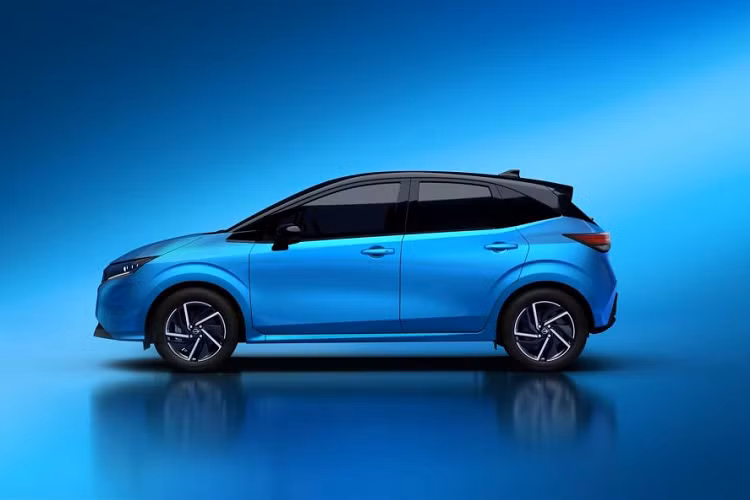 Bên trong, Nissan Note mới có được bảng táp-lô được thiết kế ba tầng độc đáo. Màn hình giải trí và bảng đồng hồ điện tử được tích hợp chung nhưng có sự khác biệt về kích thước. Một số thay đổi khác bên trong bao gồm vô-lăng mới, cửa gió điều hòa được thiết kể mỏng. Bệ tì tay trung tâm tích hợp cần số mới với phanh tay tự động, tầng dưới sẽ là bộ sạc điện thoại không dây.