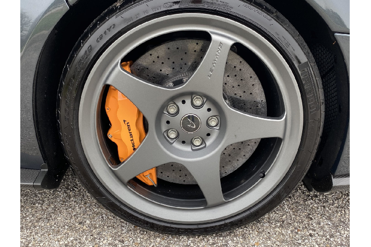 Xe được trang bị lốp Pirelli P Zero Corsa có kích thước 235/35 ở phía trước và 305/30 ở phía sau. Ngoài ra xe còn được trang bị cùm phanh màu cam nổi bật.