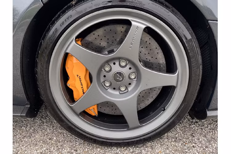 Xe được trang bị lốp Pirelli P Zero Corsa có kích thước 235/35 ở phía trước và 305/30 ở phía sau. Ngoài ra xe còn được trang bị cùm phanh màu cam nổi bật.