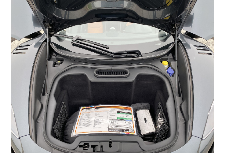 Xe được trang bị tay lái bọc Alcantara và sợi carbon.