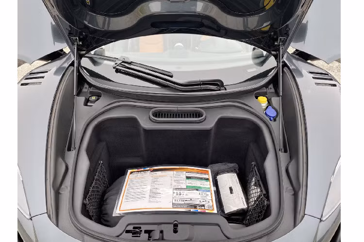 Xe được trang bị tay lái bọc Alcantara và sợi carbon.