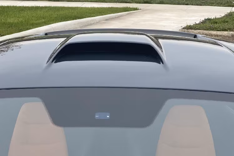 Phiên bản Le Mans được trang bị rất nhiều các chi tiết để biến nó trở nên khác biệt hơn so với phiên bản 650S thông thường. Thay đổi gây chú ý nhất chính là chiếc siêu xe Anh Quốc đã được sơn màu Sarthe Grey và được trang bị thêm một chiếc hốc hút gió đến từ bộ phận cá nhân hóa MSO.