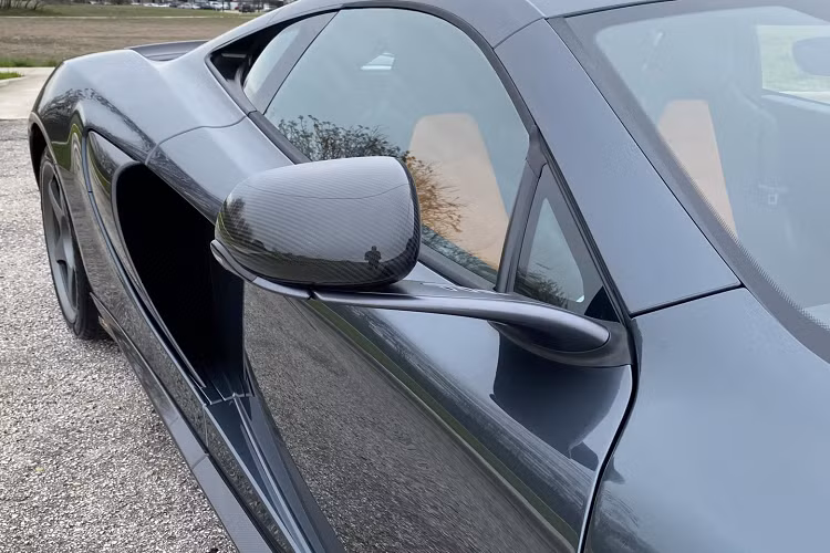 Chỉ có 50 chiếc McLaren 650S Le Mans Limited Edition được sản xuất trong đó chỉ có 8 chiếc được bán ra tại thị trường Mỹ. Có thể nói, đây là một chiếc xe rất mới khi đồng hồ ODO mới chỉ dừng lại ở con số 3218km.