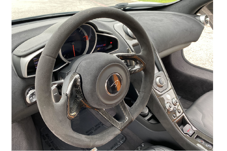 Chiếc xe McLaren 650S đặc biệt này cũng có bộ chia trước độc đáo, bộ khuếch tán phía sau mới, hốc gió trên các vè bánh xe trước và mâm xe 5 chấu có kích thước lần lượt 19 inch và 20 inch lấy cảm hứng từ bộ mâm chiếc McLaren F1 GTR năm 1995.