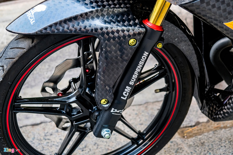 Ở phía sau, hệ thống phanh cũng là kẹp phanh Brembo Nickel, đĩa phanh Galfer và pen đạp Brembo Titan. Dầu phanh được truyền đi qua cặp dây dầu Hel U.K bấm đầu Earls cao cấp.