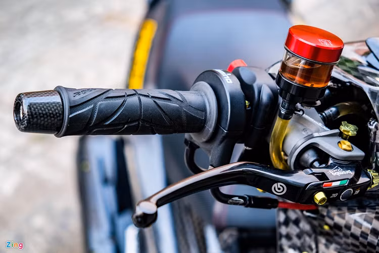 Ngoài dàn áo carbon, chiếc xe còn được trang bị hàng tá phụ kiện đắt tiền. Ở khu vực điều khiển, bản độ sở hữu cùm phanh Brembo Corsacota 17, cùm côn dây Kohken.