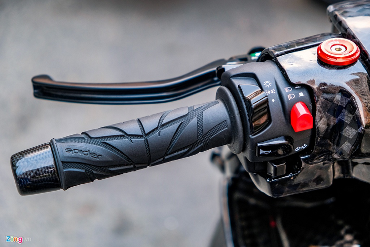 Di chuyển xuống phía dưới, cặp giảm xóc nguyên bản được thay bằng giảm xóc LCM với phần ty màu vàng nổi bật. Hệ thống phanh cũng được nâng cấp với kẹp Brembo Nickel 2 piston và đĩa phanh Galfer. 