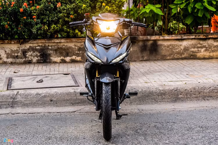 Phong cách độ cho Exciter cũng rất phong phú, từ đơn giản như độ tem, thay phụ kiện sẵn có đến công phu như sử dụng trang bị của môtô phân khối lớn hay tự sản xuất một số phụ kiện.